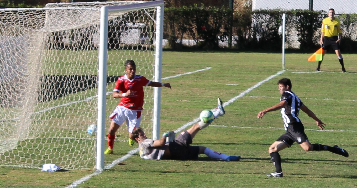 Leia mais sobre o artigo Veja sequência – exclusiva! – de fotos do gol do zagueiro-artilheiro Wesley Ladeira