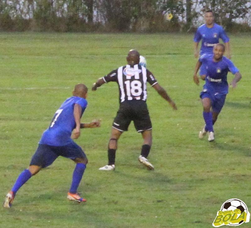 Leia mais sobre o artigo Do ídolo: confira sequência de fotos do gol de Adê contra o Azulão