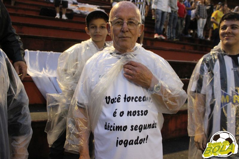 Leia mais sobre o artigo Toque de Bola entrega ingressos da promoção, toma chuva ao lado do torcedor e pulsa ao som da arquibancada