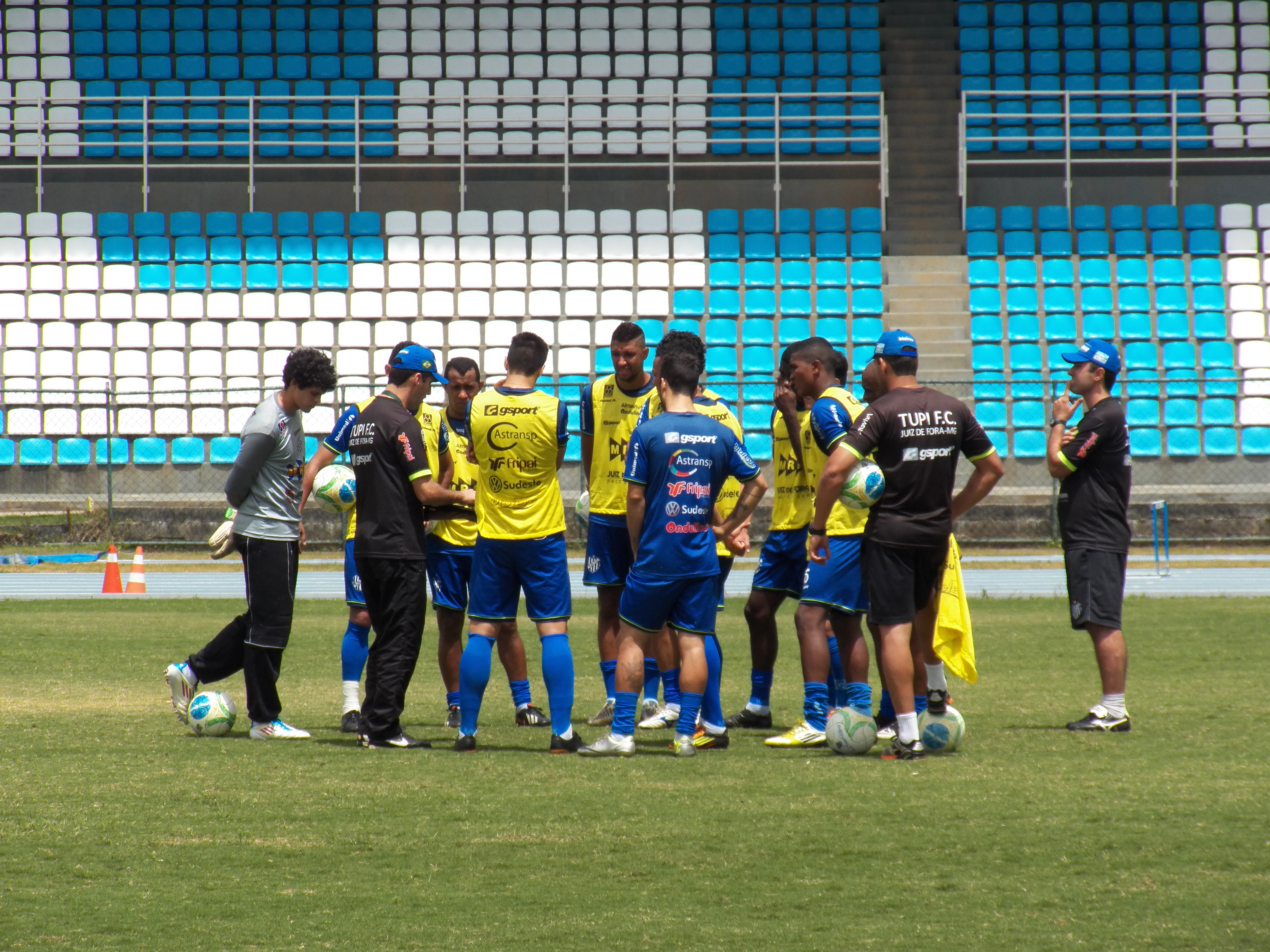 Leia mais sobre o artigo Condé confirma Douglas contra o Guarani. Felipe Alves treina ao lado de Genalvo