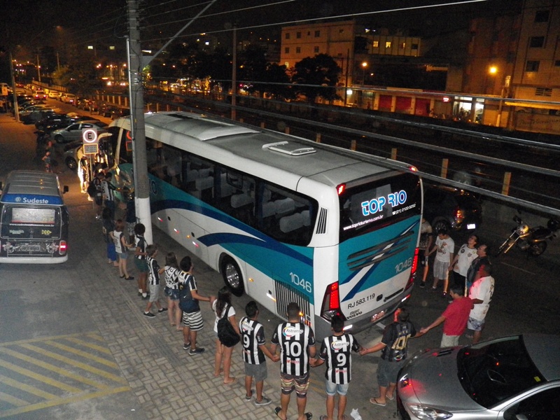 Leia mais sobre o artigo Torcida abraça o Tupi no treino e emociona na carreata