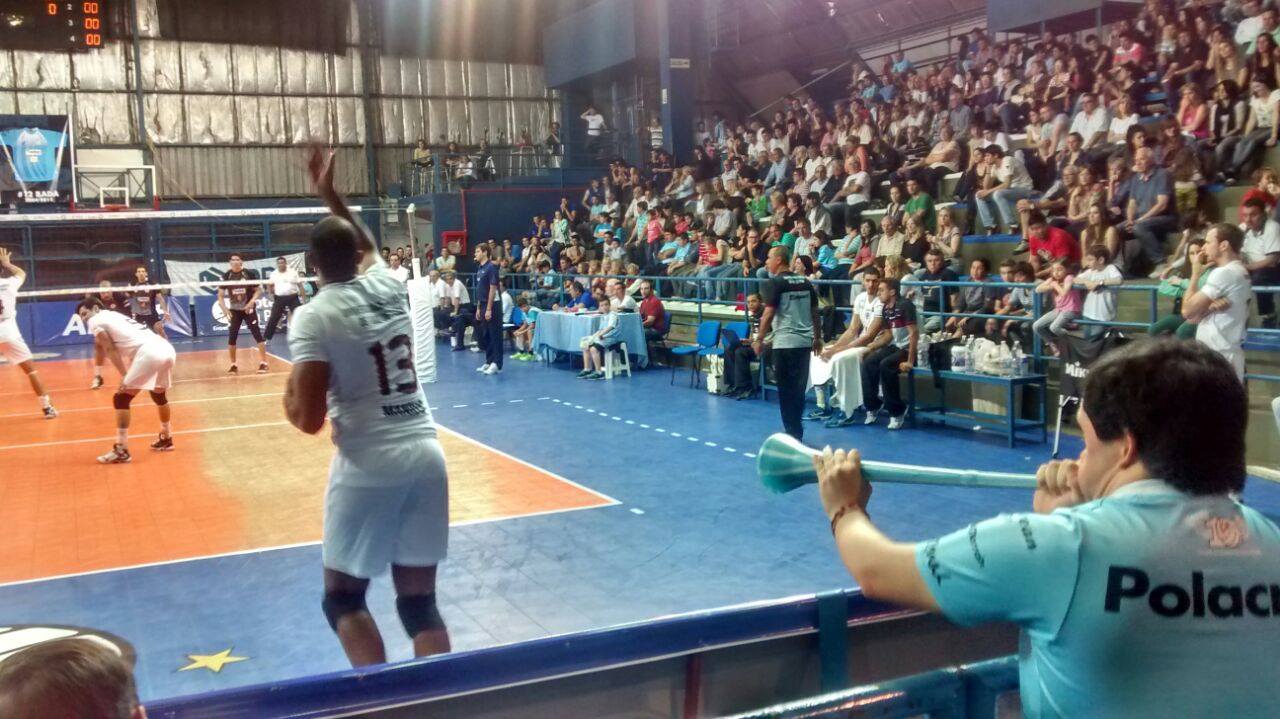 Leia mais sobre o artigo Federal supera até “corneteiros” da torcida e lidera quadrangular na Argentina