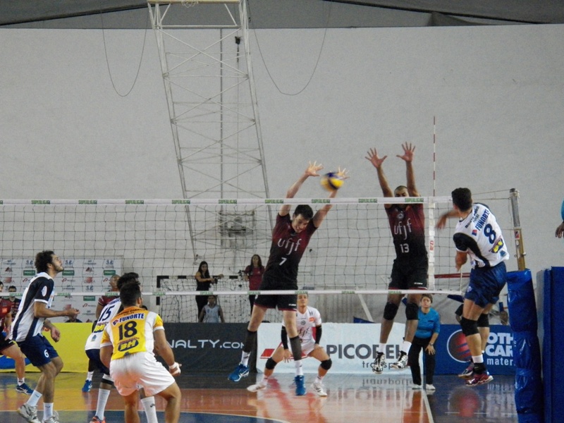 Leia mais sobre o artigo UFJF vence a primeira fora de casa na Superliga: 3 sets a 1 contra Montes Claros