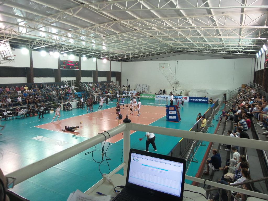 Leia mais sobre o artigo Federal joga bem, bate Canoas por 3 a 0 com 34 a 32 no terceiro set e empolga a torcida
