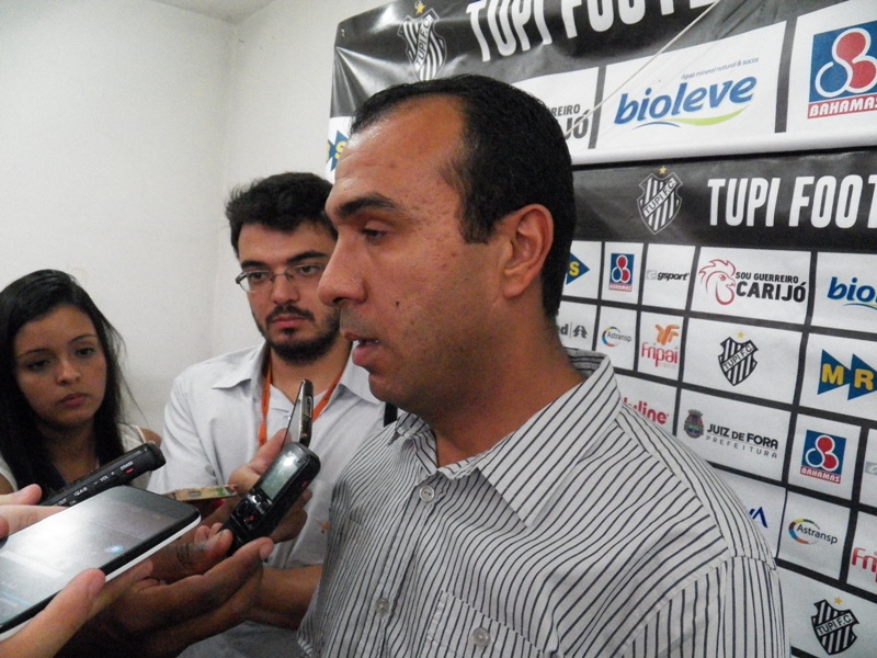 Leia mais sobre o artigo Surian é apresentado e mira “permanência de pelo menos 11 jogadores”
