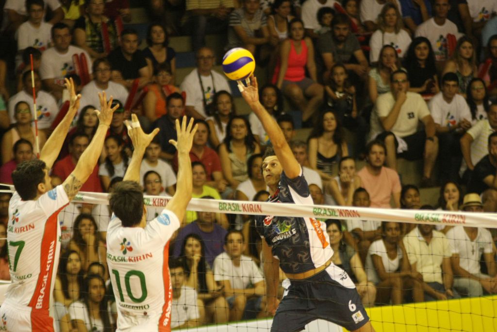 Leia mais sobre o artigo Adversário da UFJF na quarta, Vôlei Brasil Kirin perde em casa no quinto set: 21 a 19