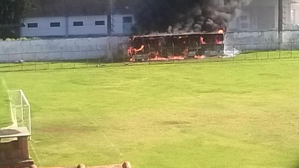 Leia mais sobre o artigo Diretor carijó adota cautela sobre causa de incêndio em ônibus. Perícia é realizada