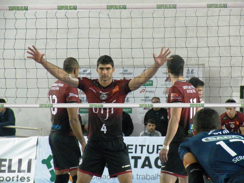 Leia mais sobre o artigo UFJF fecha turno da Superliga com central Victor Hugo na seleção do torneio e campanha instável