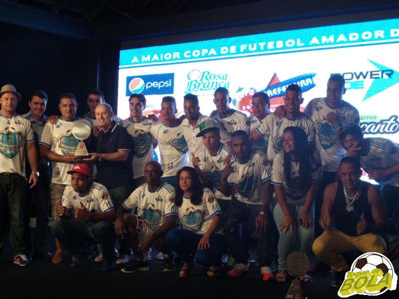 Leia mais sobre o artigo Oba-Oba rouba a cena na premiação da Copa Prefeitura Bahamas de Futebol Amador 2014