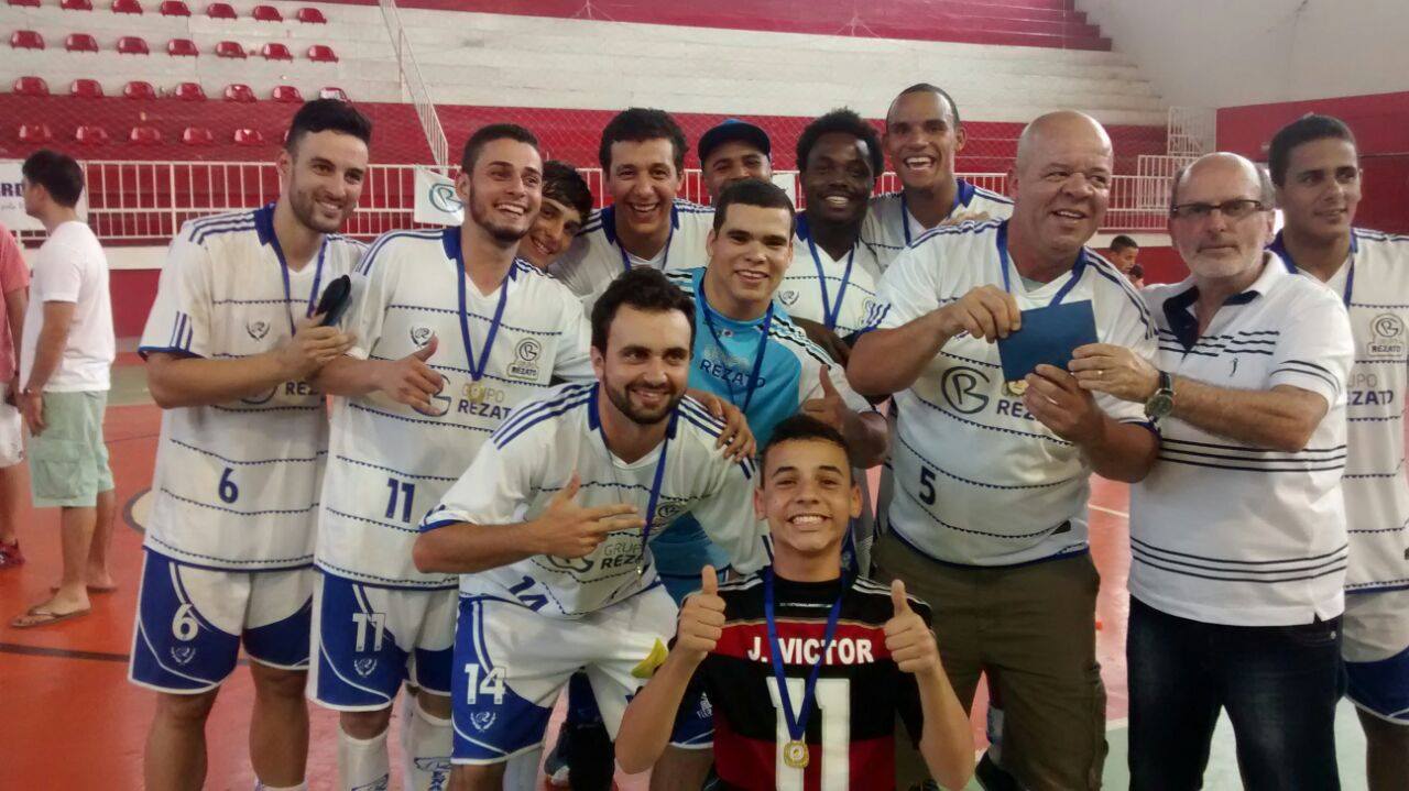 Leia mais sobre o artigo Sabe o que dá para fazer a dois segundos do fim do jogo? Rezato e a história de um novo título no futsal