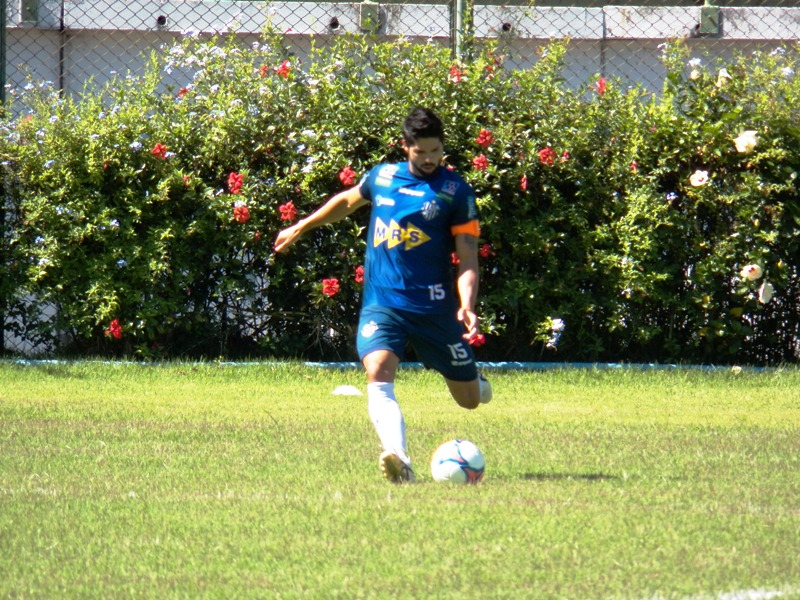 Leia mais sobre o artigo Passeio carijó: Tupi faz 10 a 0, acerta oito bolas na trave em jogo-treino e apresenta reforço
