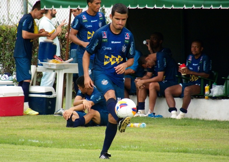 Leia mais sobre o artigo Osmar titular? Lateral passa para Surian, que emenda: “Está 100%”