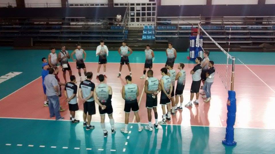 Leia mais sobre o artigo Vôlei UFJF: depois da conversa motivacional, uma “pelada” para relaxar. Manius não treina
