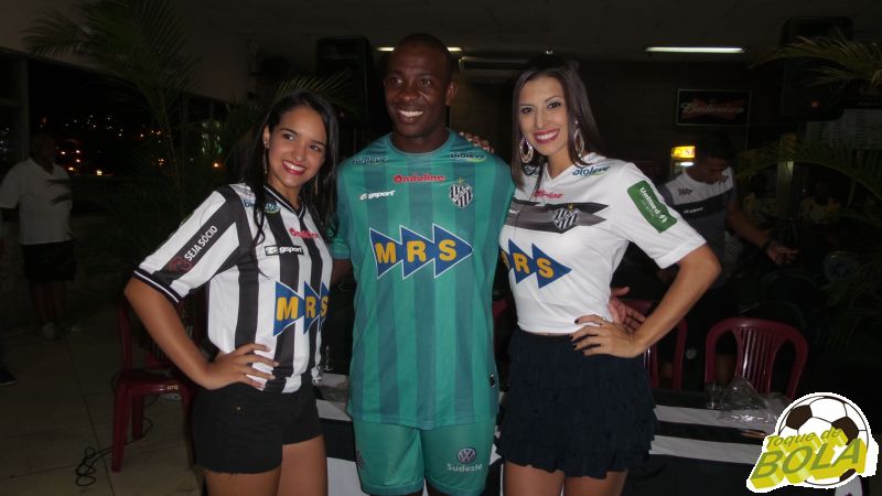 Leia mais sobre o artigo Tupi mostra roupas novas e musa eleita pelos jogadores: “Espero honrar o voto deles”, diz Aracy. Veja fotos