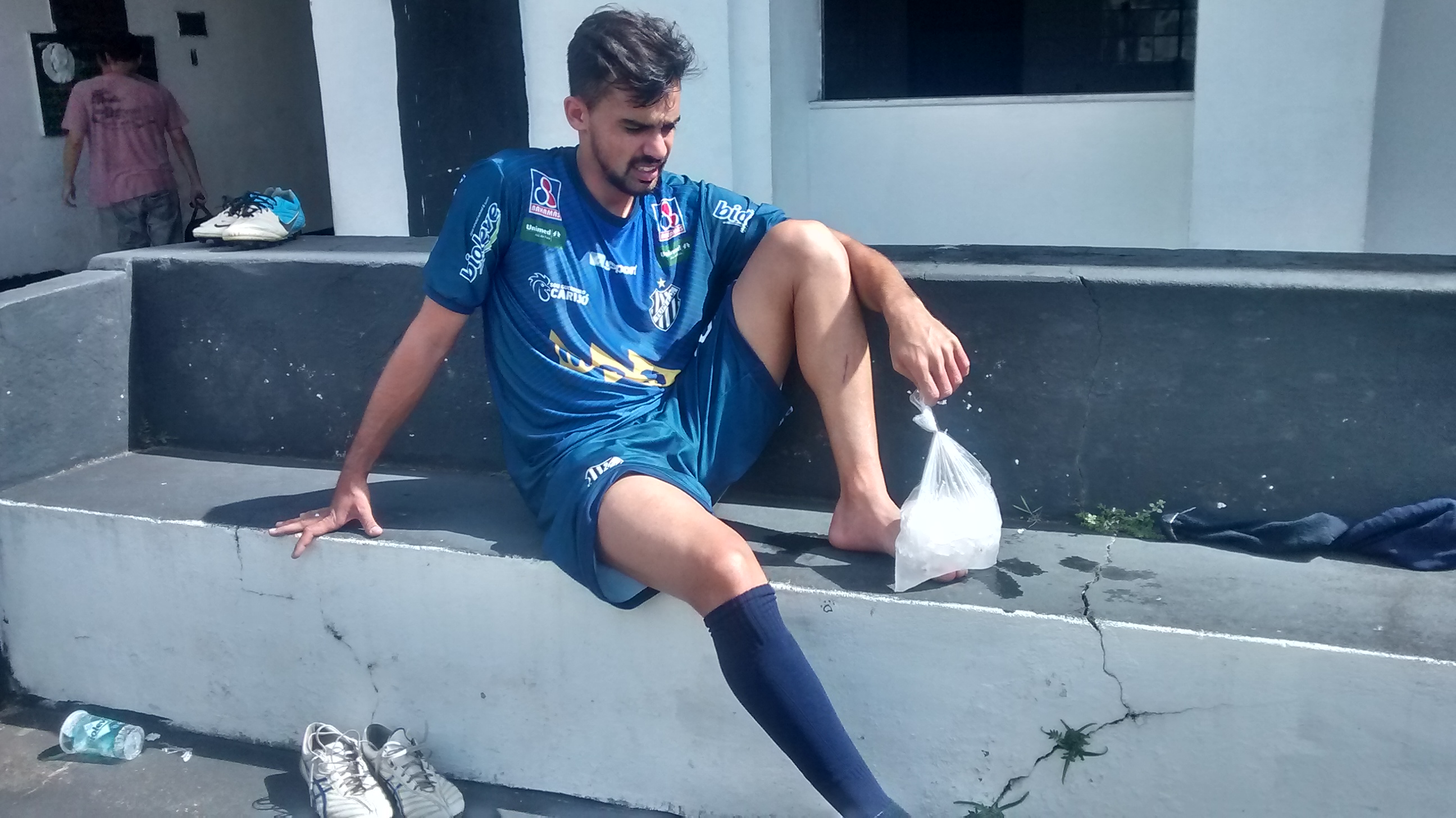 Leia mais sobre o artigo Antes de encarar Democrata, Surian faz testes e tem dúvidas no time titular