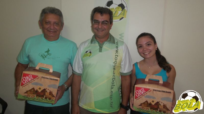 Leia mais sobre o artigo Com direito a parabéns, Toque de Bola entrega cestas da promoção “Sacando o Sabor das Geraes”