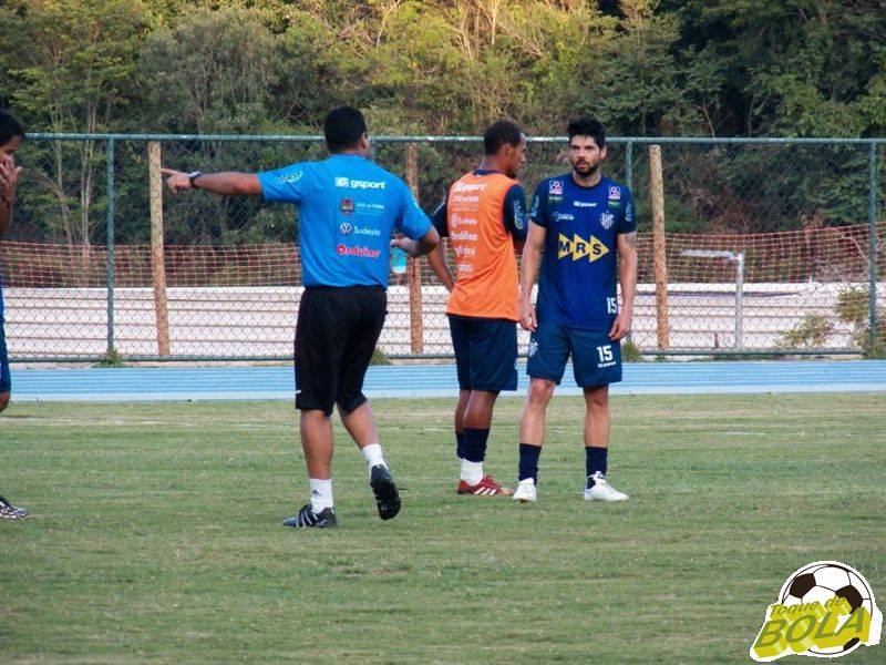 Leia mais sobre o artigo De olho no Guarani, técnico carijó cobra forte marcação em treino sem Osmar