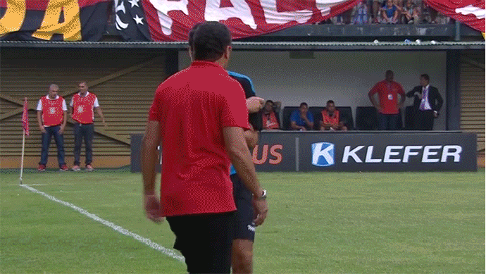 Leia mais sobre o artigo Tapinha do “pofexô”: árbitro juizforano explica ao Toque de Bola lance curioso em jogo do Flamengo