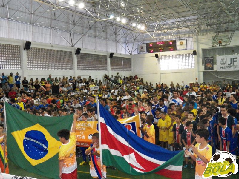 Leia mais sobre o artigo Desfile de abertura da Copa Prefeitura Bahamas de Futsal lota ginásio do Colégio dos Jesuítas. Veja galeria de fotos