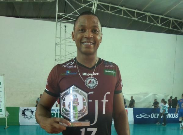 Leia mais sobre o artigo Pré-convocado para a seleção, Sergio agradece Vôlei UFJF: “Apostaram em mim”