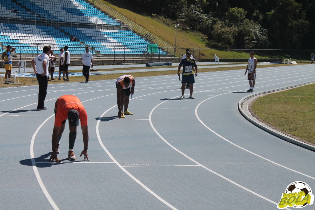 Leia mais sobre o artigo Faefid comemora chegada de equipamentos para pista de atletismo: “Está completa”