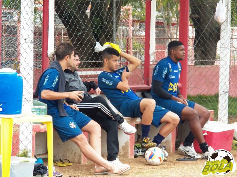 Leia mais sobre o artigo Sai, bruxa! Lateral carijó corta pé, zagueiro sente panturrilha e volante vai para hospital