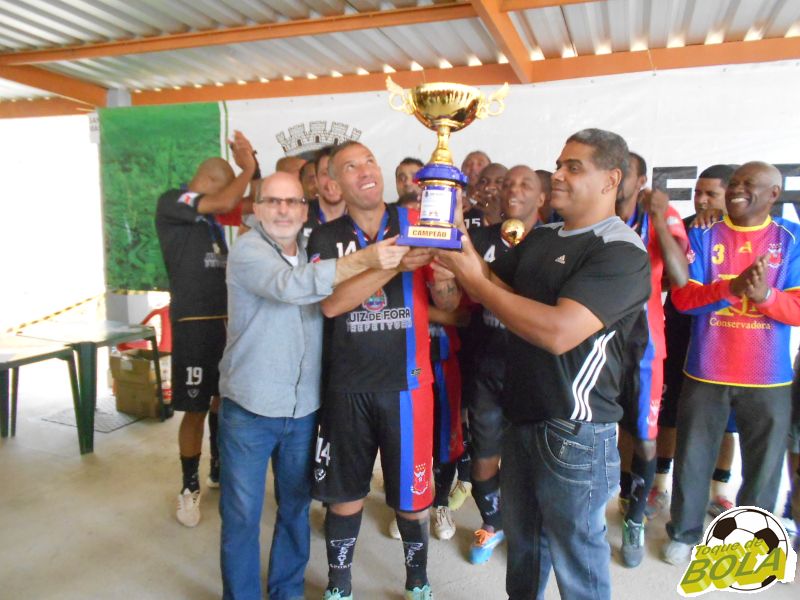 Leia mais sobre o artigo Flor da Esquina goleia e garante o bicampeonato entre os Veteranos na Copa JF