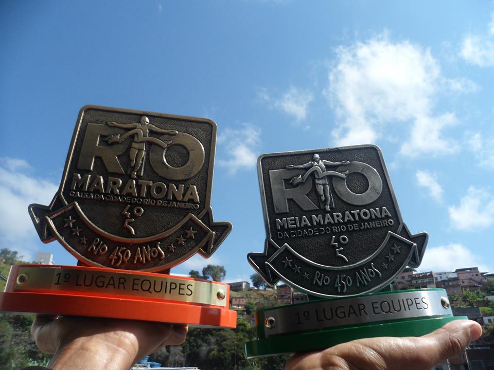 Leia mais sobre o artigo Invasão premiada: JF volta com troféus de maior equipe na Maratona e Meia do Rio