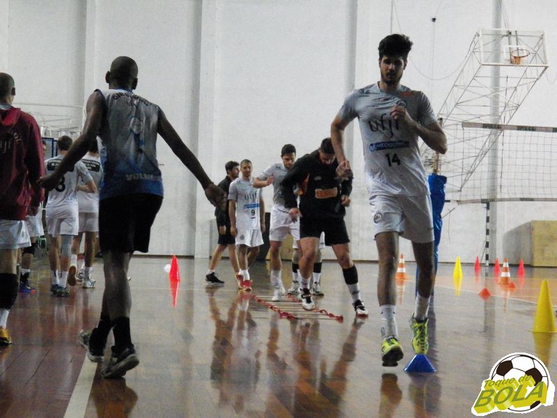Leia mais sobre o artigo Vôlei UFJF prioriza trabalho físico de força: “Se tivermos que jogar travados, vamos jogar”