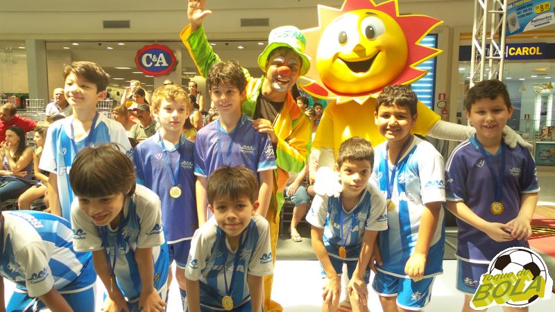 Leia mais sobre o artigo Premiação da 3ª Copa Toque de Bola de Futsal invade a passarela. Panathlon e RiHappy participam. Veja fotos