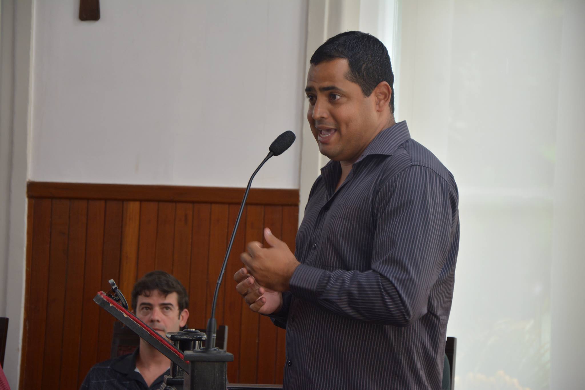 Leia mais sobre o artigo Leston não crava permanência e brinca com a própria frase: “O copo está transbordando”