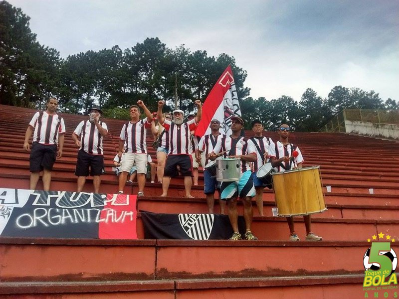 Leia mais sobre o artigo Aparição da “FlaTupi” no estádio provoca polêmica e reacende discussão entre torcedores