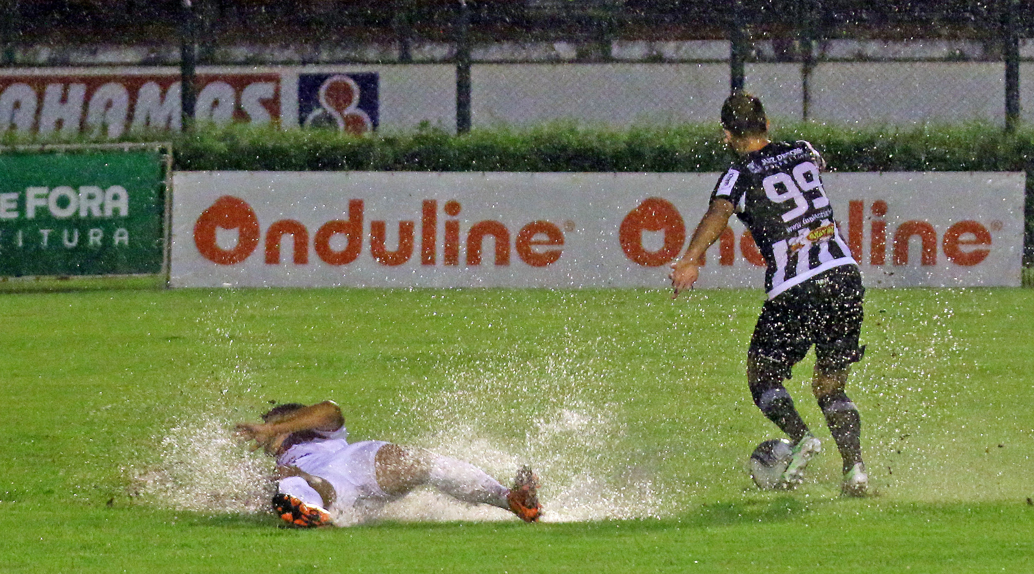 Leia mais sobre o artigo Chuva, suor e belos gols: o Tupi de alma lavada. Veja dezenas de fotos do jogo
