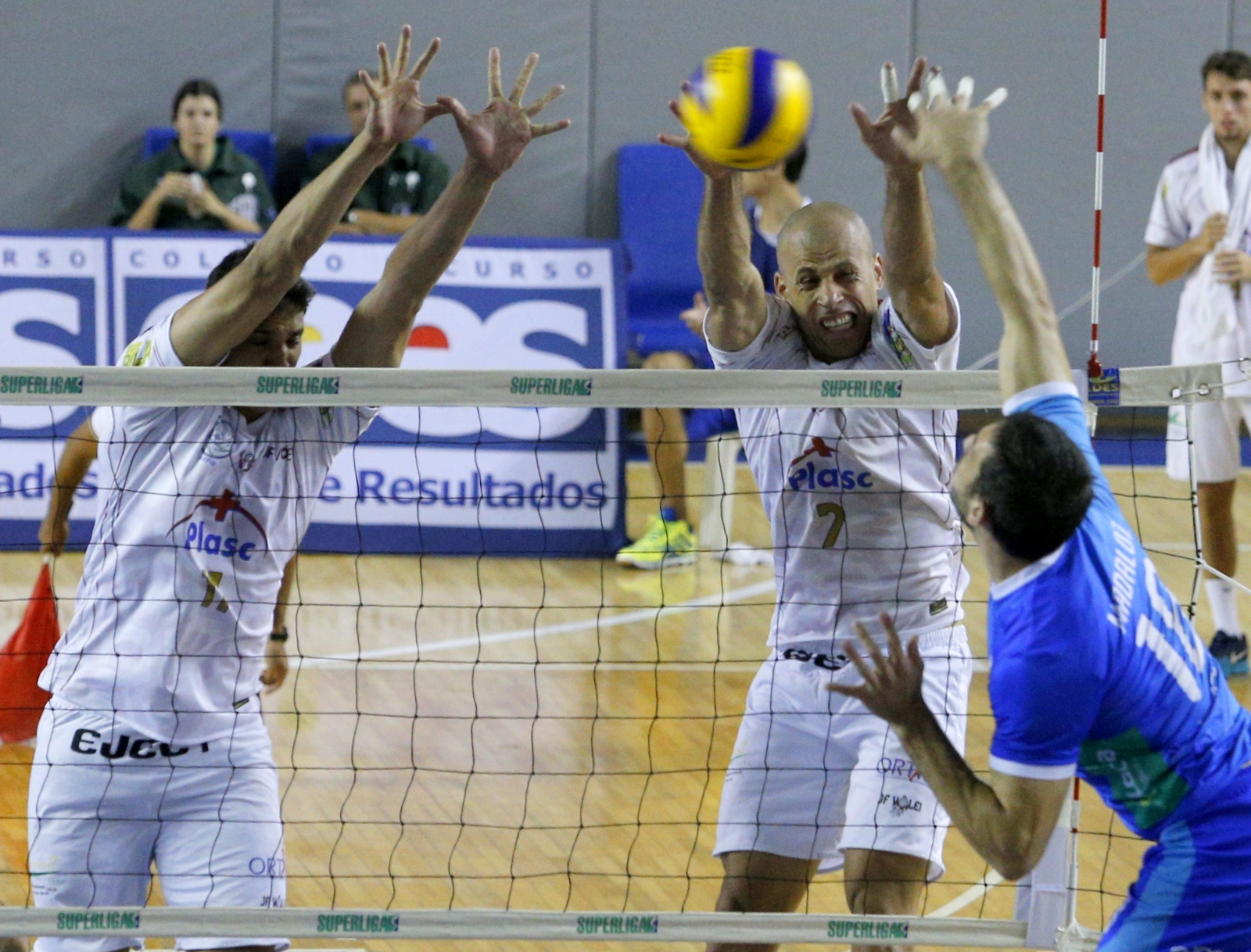 Leia mais sobre o artigo Viradas decretam nova derrota do JF Vôlei: Minas 3 sets a 1