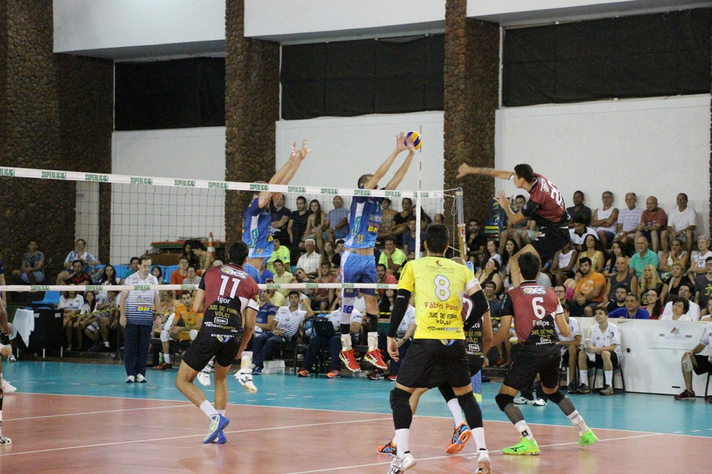 Leia mais sobre o artigo Com set de 48 minutos, JF Vôlei perde para Montes Claros no tie-break