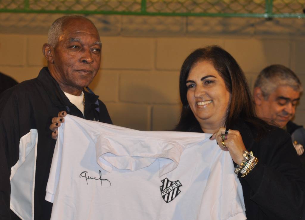 Leia mais sobre o artigo Lá se vão 50 anos! Tupi entrega camisas e medalhas e emociona os “Fantasmas do Mineirão”. Veja fotos