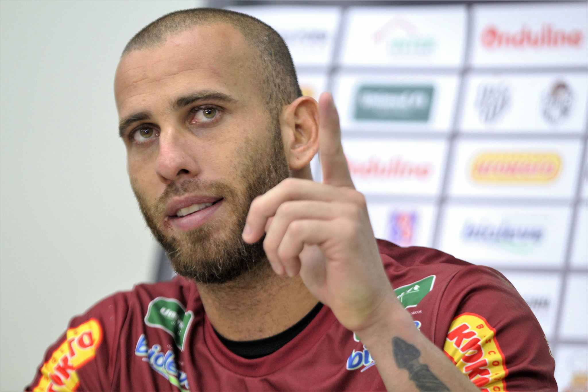Leia mais sobre o artigo Rafael Santos brilha com grandes defesas: “Agarrei a causa do clube”
