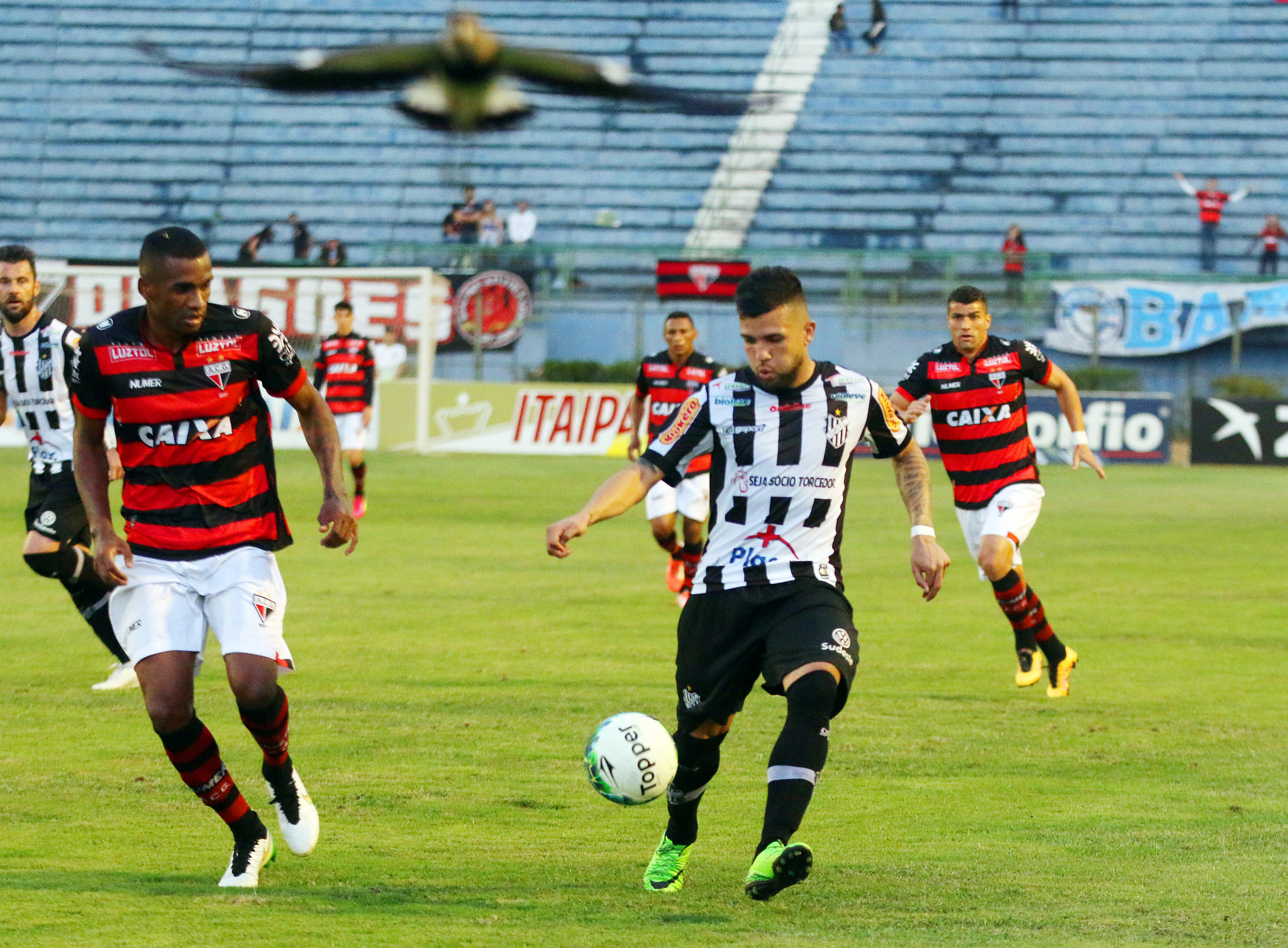Leia mais sobre o artigo Tupi bate Atlético-GO por 1 a  0 e fica a  três pontos de “voar” da zona de rebaixamento