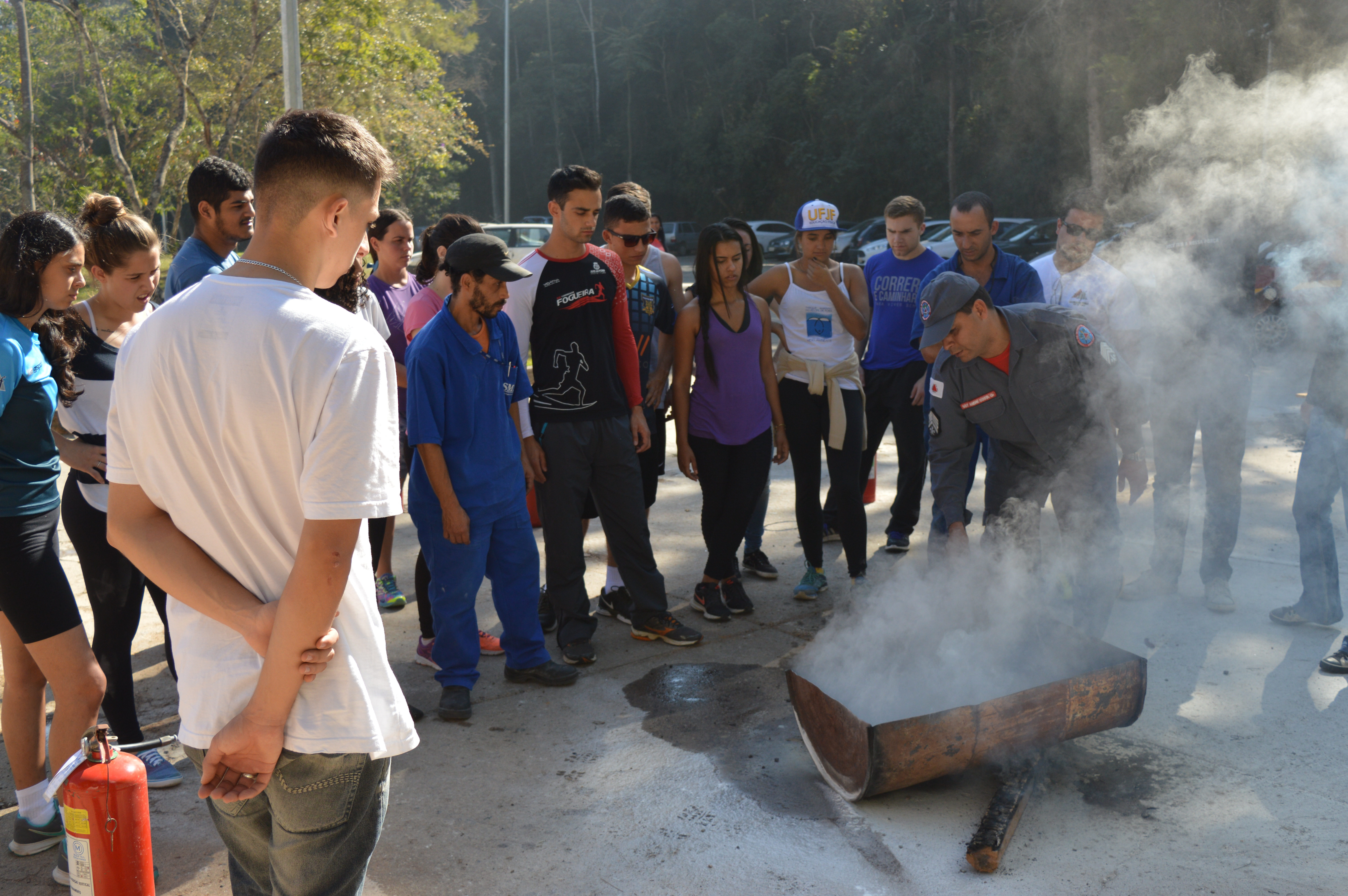 Leia mais sobre o artigo Alunos voluntários colocam a mão na massa em curso de capacitação do Corpo de Bombeiros na UFJF