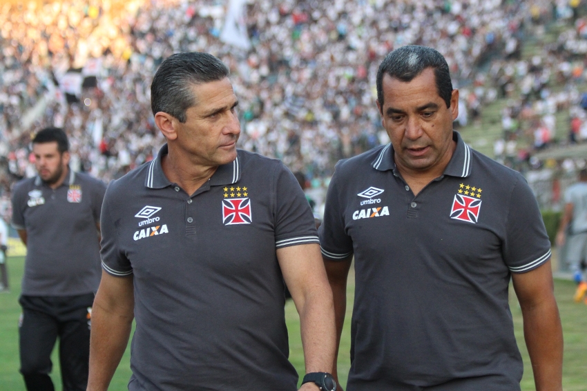 Leia mais sobre o artigo Treinador do Vasco admite momento ruim do time, receita tranquilidade e critica gramado de Juiz de Fora. Prefeitura responde
