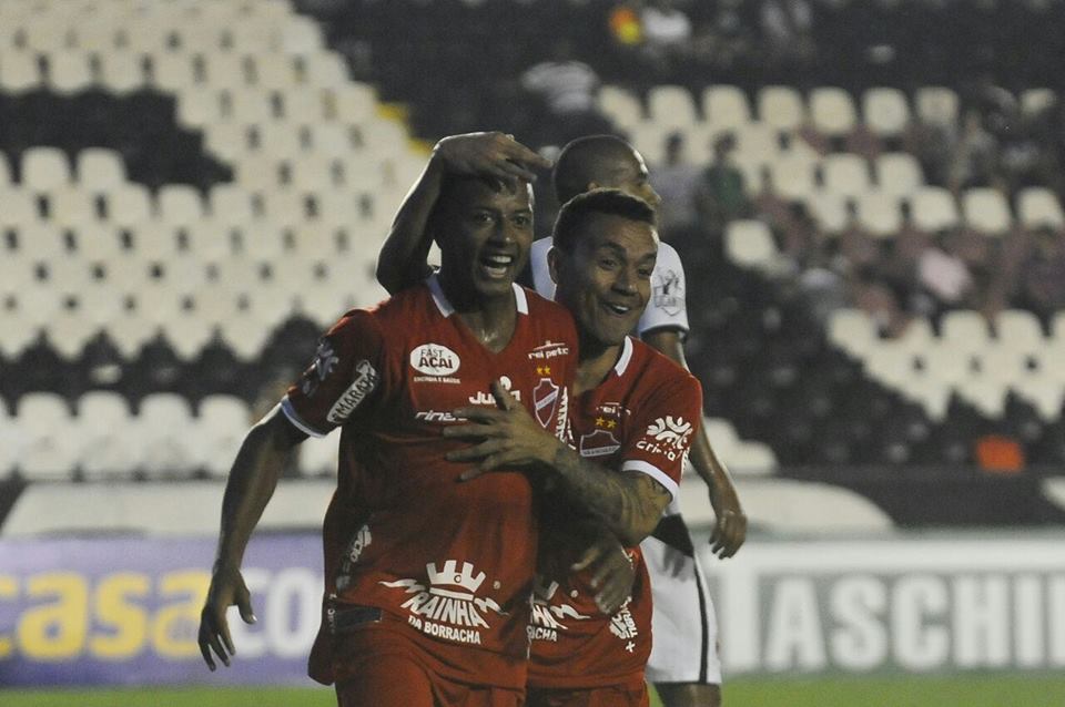 Leia mais sobre o artigo Cria carijó, Maguinho vive noite de homem-gol pelo Vila Nova em São Januário