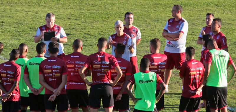 Leia mais sobre o artigo Doze jogos e uma missão. Ricardinho precisa salvar o Tupi: “Temos um elenco em condições de buscar isso”