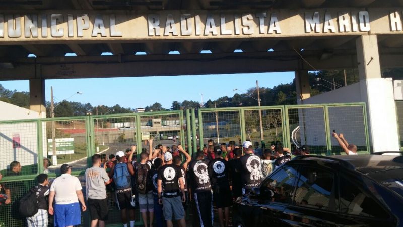 Leia mais sobre o artigo Torcedores que invadiram treino do Tupi condenam apatia do time. “Se for cair, vamos cair com dignidade”, diz organizada