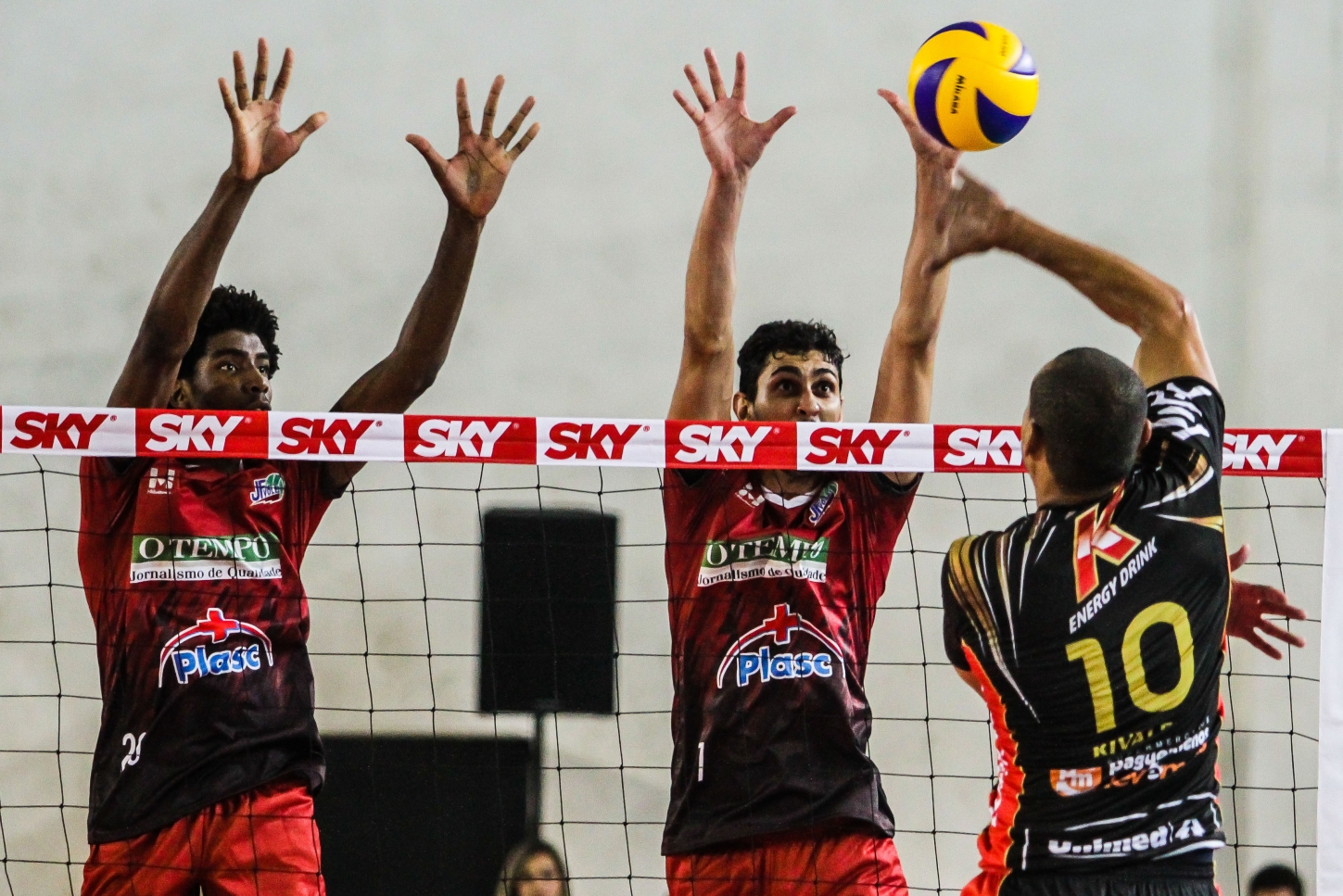 Leia mais sobre o artigo JF Vôlei ganha primeiro set da Superliga, mas Brasil Kirin confirma favoritismo: 3 a 1. Veja muitas fotos e cobertura completa