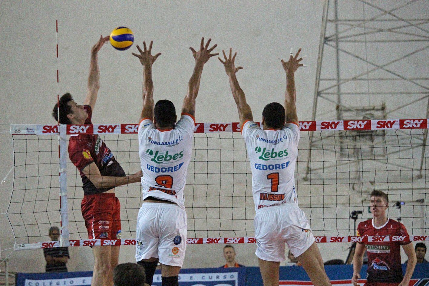 Leia mais sobre o artigo JF Vôlei reconhece dificuldades, mas exalta superação na “super quadra” na Superliga