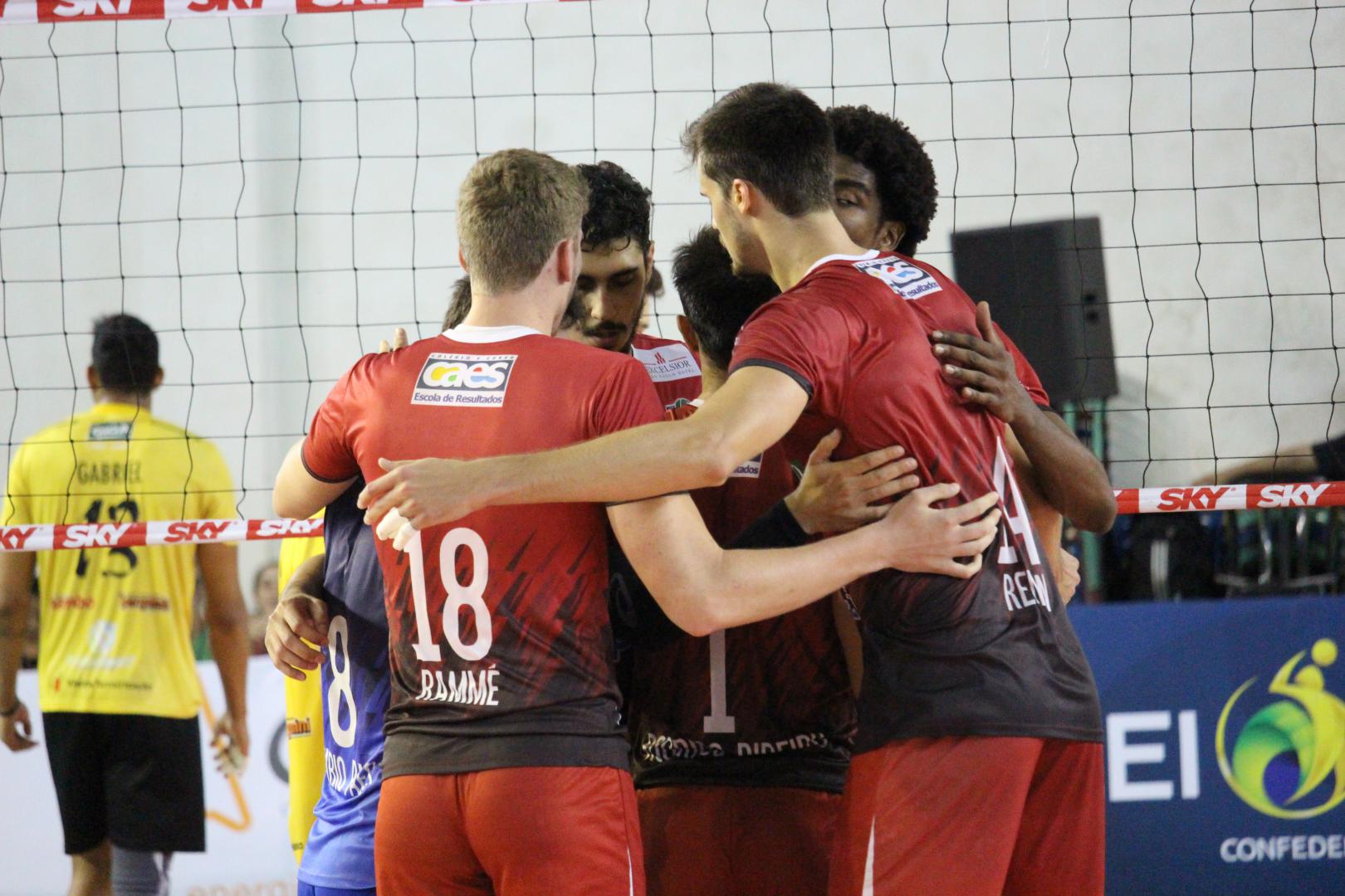Leia mais sobre o artigo Bronca, superação, virada e alívio. A emocionante noite do “salto com obstáculos” na tabela do JF Vôlei