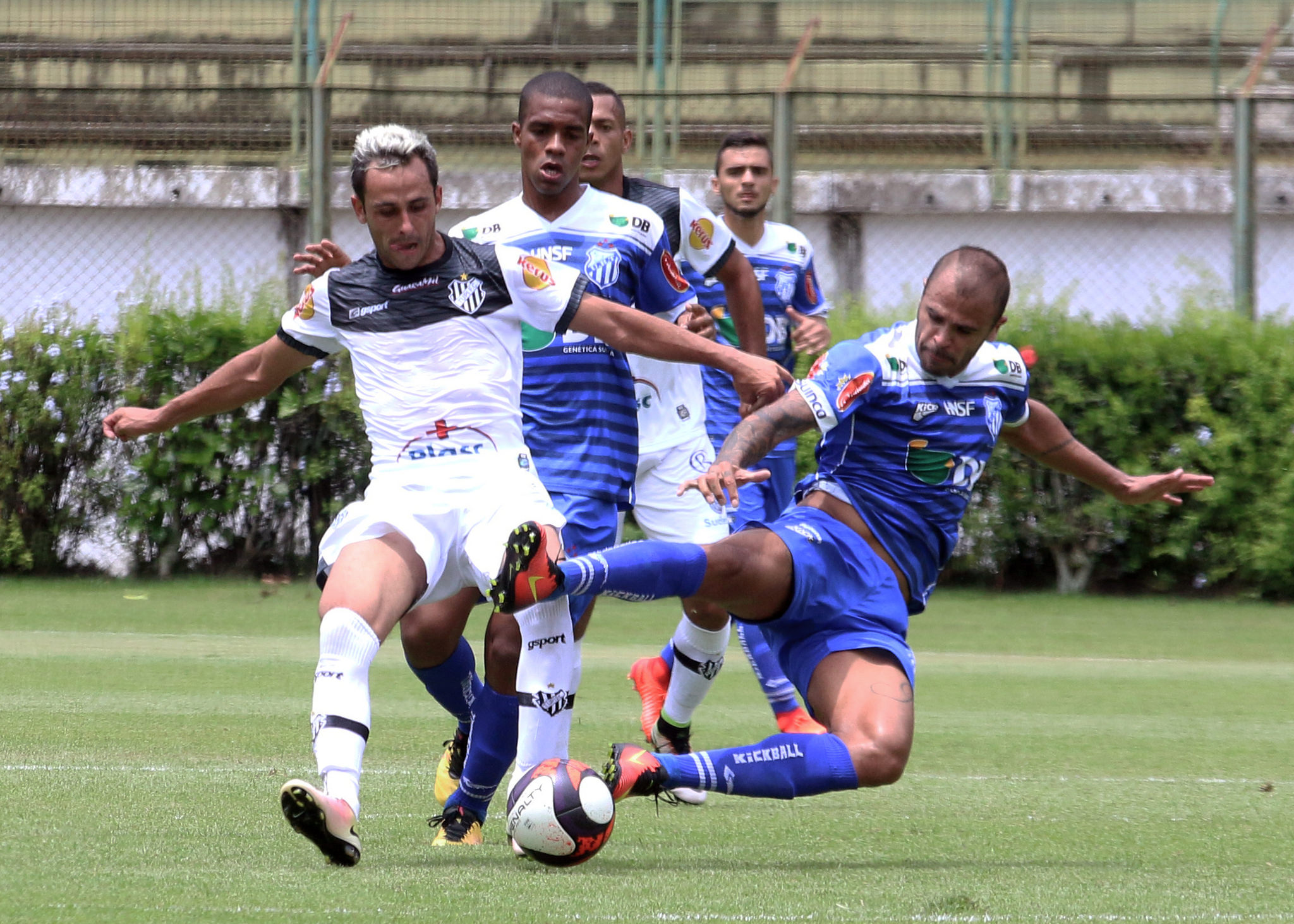 Leia mais sobre o artigo Jogadores do Tupi destacam luta e elogiam Aílton. Treinador da URT cumprimenta Jajá