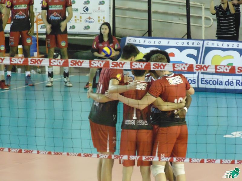 Leia mais sobre o artigo “Felicidade plena” em “momento histórico”: JF Vôlei saboreia vaga nos playoffs da Superliga