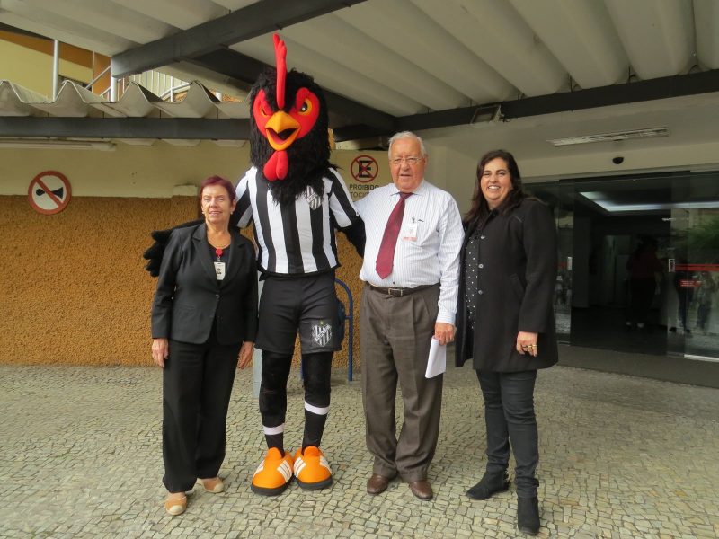 Leia mais sobre o artigo Mascote do Tupi alegra Santa Casa no dia de aniversário do clube