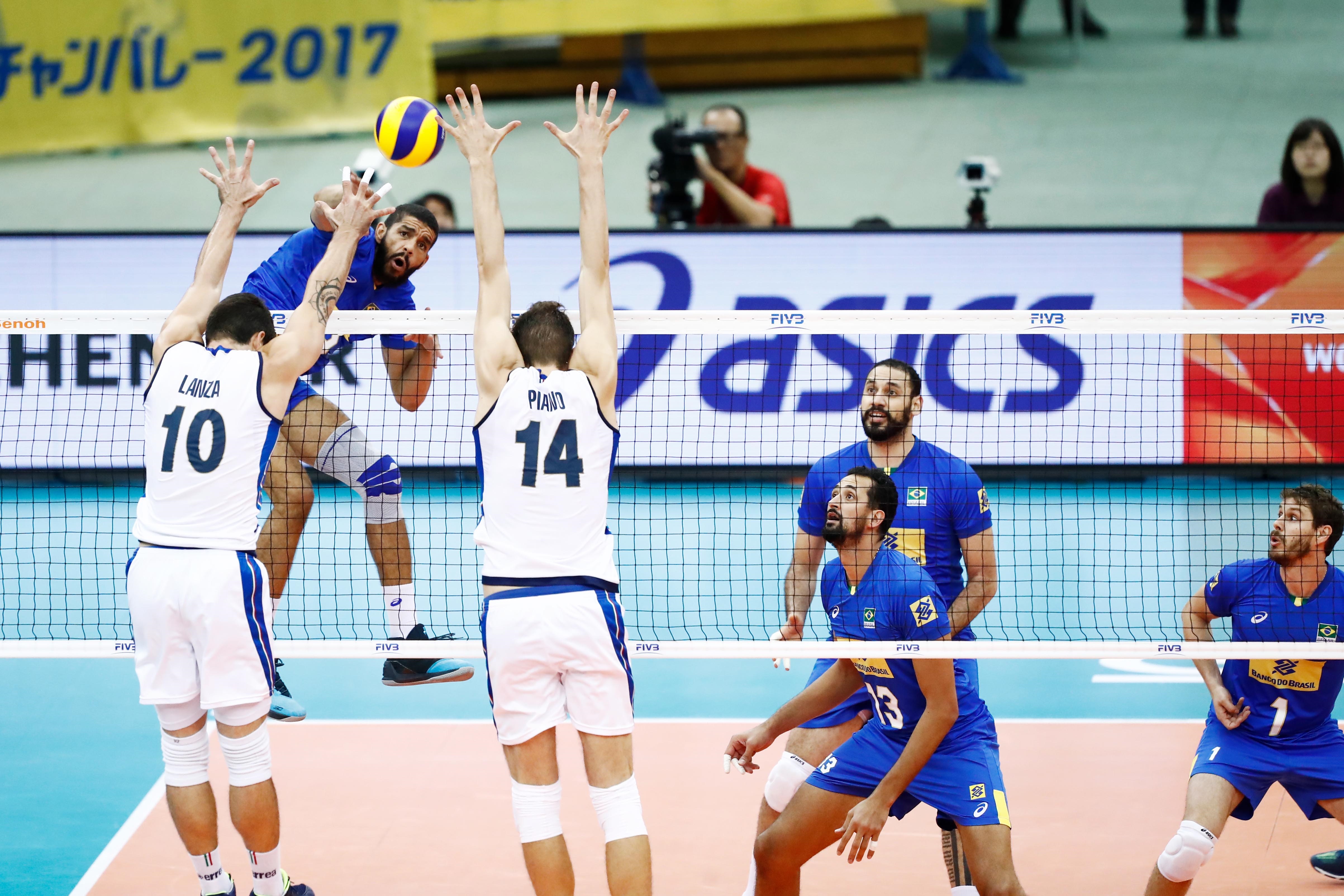 Leia mais sobre o artigo Copa dos Campeões: vôlei masculino do Brasil é superado pela Itália por 3 a 2